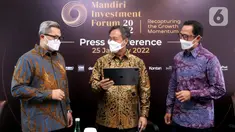 Chief Economist Bank Mandiri Andry Asmoro, Direktur Treasury & International Banking Panji Irawan dan Dirut Mandiri Sekuritas Oki Ramadhana berbincang jelang perhelatan Mandiri Investment Forum (MIF) 2022 di Jakarta (25/01/2022). MIF akan digelar pada 9 Februari 2022. (Liputan6.com/HO/Mandiri)