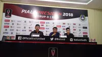Pelatih PSPS Jafri Sastra (tengah) tidak mempermasalahkan kegagalan timnya lolos 8 besar Piala Presiden. (Liputan6.com/Dewi Divianta)