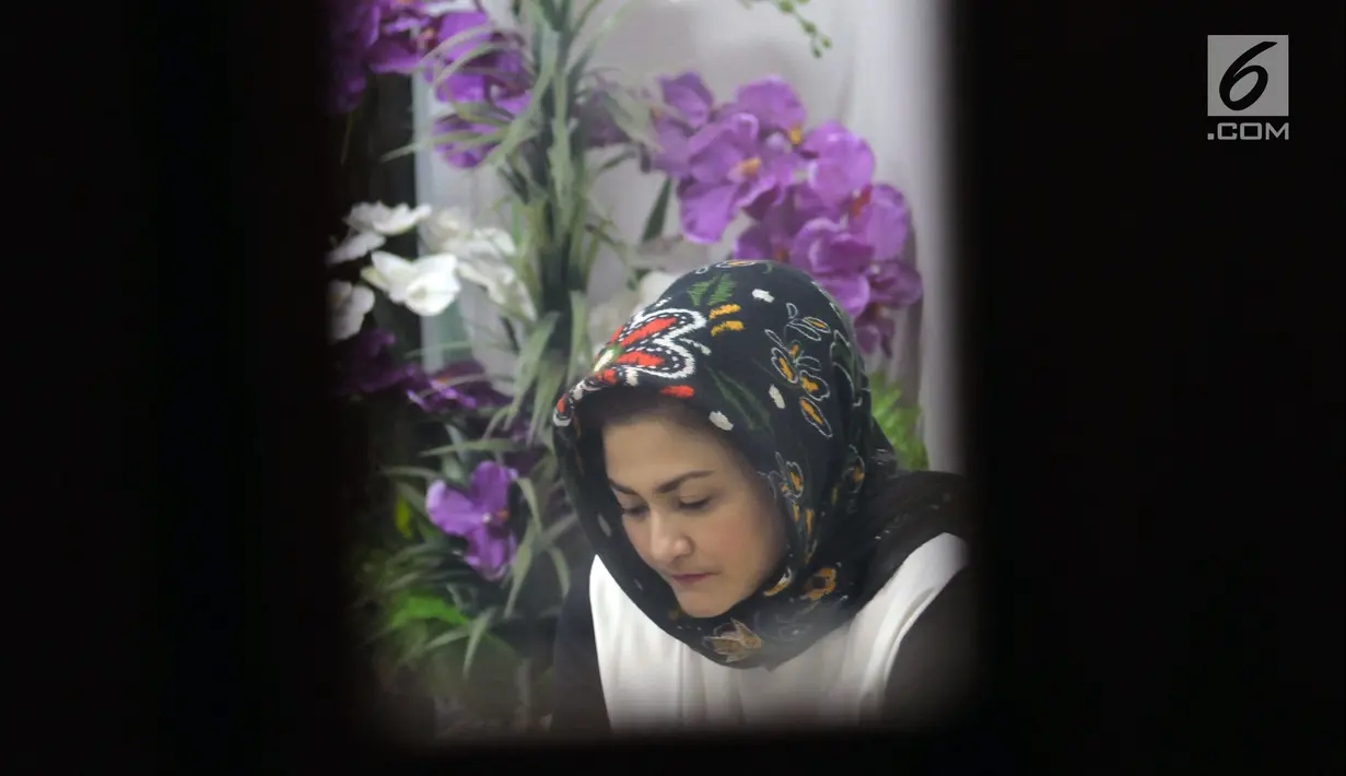 Deisti Astriani Tagor saat berada di ruang tunggu saksi jelang menjadi saksi pada sidang perkara merintangi penyidikan dugaan korupsi E-KTP dengan terdakwa Bimanesh Sutarjo di Pengadilan Tipikor, Jakarta, Senin (16/4). (Liputan6.com/Helmi Fithriansyah)