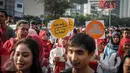 Peserta dari ISMAFARSI melakukan longmarch memperingati Hari Apoteker Sedunia di kawasan Car Free Day, Jakarta, Minggu (25/9). Mereka mengajak masyarakat cerdas menggunakan obat, termasuk DaGuSiBu. (Liputan6.com/Faizal Fanani)