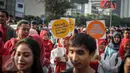 Peserta dari ISMAFARSI melakukan longmarch memperingati Hari Apoteker Sedunia di kawasan Car Free Day, Jakarta, Minggu (25/9). Mereka mengajak masyarakat cerdas menggunakan obat, termasuk DaGuSiBu. (Liputan6.com/Faizal Fanani)