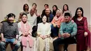Anak Presiden RI ke-2 Soeharto yang juga ibunda dari Didiet, Titiek Soeharto tampil dengan tunik dipadukan bawahan rok pink senada dengan selendangnya. [@annisayudhoyono]