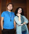 Vokalis Sandhy Sondoro menggarap sebuah lagu berjudul Cinta Cinta Cinta yang dibawakan secara duet bersama penyanyi muda Wizzy.  (Deki Prayoga/Bintang.com)