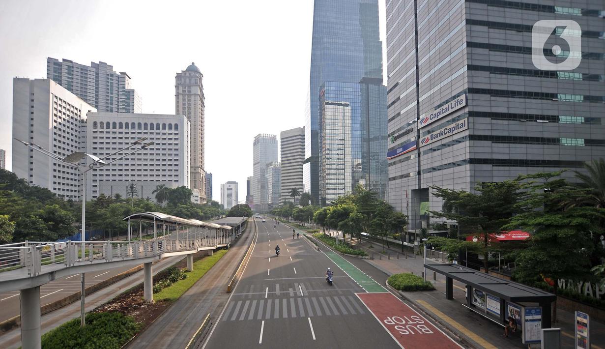 <p>Suasana lengang arus lalu-lintas di Jalan Jenderal Sudirman, Jakarta, Senin (2/5/2022). Hiruk-pikuk kemacetan lalu-lintas di Ibu Kota berubah lengang saat sebagian besar warga mudik ke kampung halaman untuk merayakan Idul Fitri 1443 Hijriah. (merdeka.com/Iqbal S. Nugroho)</p>