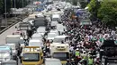 Arus lalulintas di sekitar Jalan Gadjah Mada depan PN Jakarta Utara saat sidang kasus dugaan penodaan agama dengan terdakwa Basuki Tjahaja Purnama, Selasa (27/12). Sidang beragendakan putusan sela dari majelis hakim. (Liputan6.com/Helmi Fithriansyah)