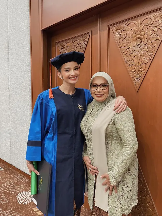 7 Potret Enzy Storia Jalani Wisuda, Tepati Janji ke Ibunda Setelah 9 Tahun