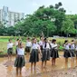 Anak-anak yang belajar menanam padi di Scientia Square Park.  (Dok. Instagram/@scientiasquare.park)