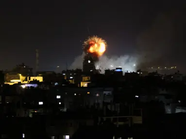 Serangan udara militer Israel ke jalur Gaza menghancurkan satu bangunan pemukiman di kota Rafah, Palestina (REUTERS/Abed Sha'at)