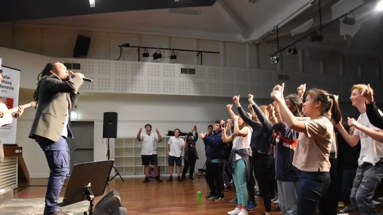 Penyanyi bersuara emas dari Papua, Michael Jakarimilena. (Dokumentasi KBRI Canberra)