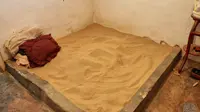 Salah satu tradisi warga Desa Legung, Madura adalah tidur diatas pasir.