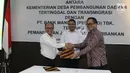 Mendes PDTT Eko Putro Sandjojo (tengah) menyaksikan Sekjen Kemendes PDTT Anwar Sanusi (kiri) dan Dirut Bank Mandiri Kartika Wirjoatmodjo (kanan) bertukar naskah MoU kerja sama di Kantor Kemendes PDTT, Jakarta, Senin (30/9/2019). (Liputan6.com/Angga Yuniar)