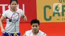 Pebulutangkis Indonesia, Greysia Polii/Apriyani Rahayu mengembalikan kok ke arah Liu Xuan Xuan/Xia Yu Ting (China) pada babak pertama ganda putri Indonesia Masters 2020 di Istora GBK, Jakarta, Rabu (15/1/2020). Greysia Polii/Apriyani unggul 22-24, 21-17, 21-15. (Liputan6.com/Helmi Fithriansyah)