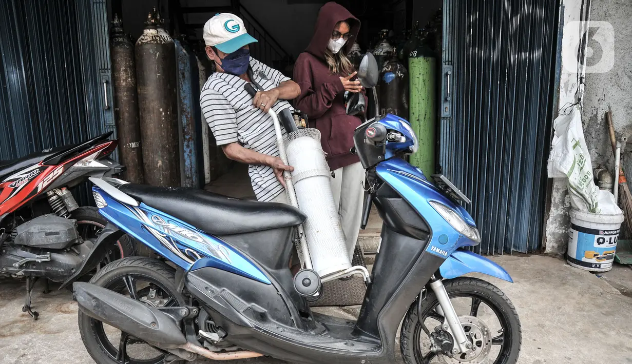 Warga dengan sepeda motor mengisi ulang oksigen medis di kawasan Manggarai, Jakarta, Selasa (1/2/2022). Pengelola jasa pengisian oksigen di Manggarai mengungkapkan permintaan oksigen medis mengalami kenaikan sejak seminggu lalu seiring meningkatnya kasus Covid-19. (merdeka.com/Iqbal S Nugroho)