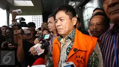 Anggota Komisi V DPR dari fraksi PKB Musa Zainuddin memberi keterangan kepada awak media usai menjalani pemeriksaan di Gedung KPK, Jakarta, Kamis (23/2). Musa menjalani pemeriksaan perdana sebagai tersangka. (Liputan6.com/Helmi Afandi)