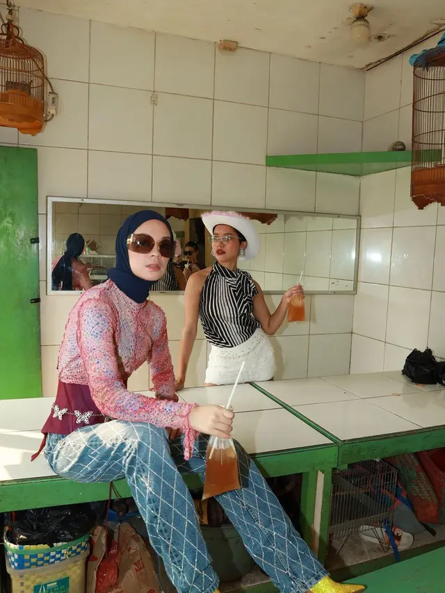 7 Gaya Pemotretan Tantri Namirah di Pasar hingga Warteg Ini Banjir Pujian