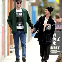 Robert Pattinson menikmati kebersamaan dengan FKA Twigs (via www.usmagazine.com)