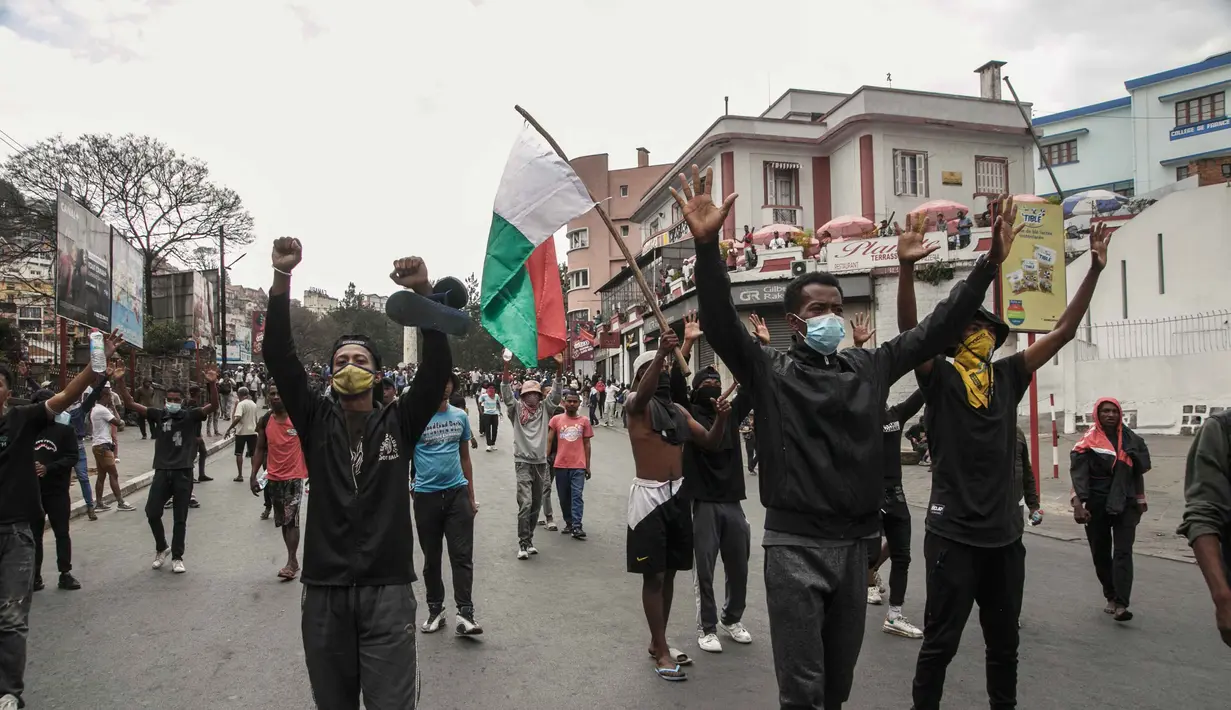 Dalam pidatonya televisi nasional pada Senin (29/9/2025) malam waktu setempat, Presiden Andry Rajoelina membuka ruang dialog dengan para pemuda yang menuntut akses air bersih, penghentian pemadaman listrik, serta solusi bagi pelaku usaha yang terdampak penjarahan selama aksi. (RIJASOLO/AFP)