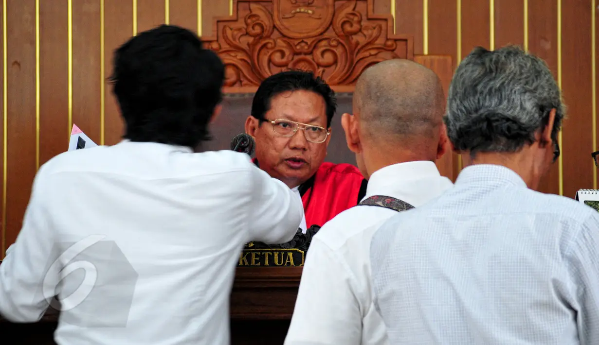 Kuasa hukum Novel Baswedan menyerahkan bukti surat pemohon kepada hakim tunggal Zuhairi saat sidang Praperdilan di PN Jakarta Selatan, Jumat (29/5/2015). Surat bukti tersebut membantah fitnah dari pihak Polri selaku Termohon. (Liputan6.com/Yoppy Renato)