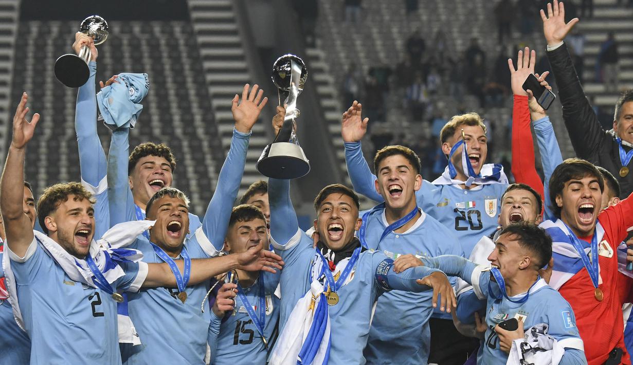 Selebrasi para pemain Timnas Uruguay U-20 dengan trofi juara Piala Dunia U-20 2023 setelah mengalahkan Italia 1-0 pada laga final di Unico Diego Armando Maradona Stadium, La Plata, Argentina, Senin (12/6/2023) dini hari WIB. (AP Photo/Gustavo Garello)