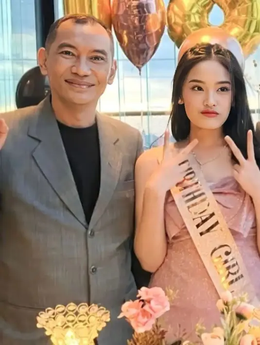Saat momen Ashel JKT48 ulang tahun, sang ayah juga nampak terlihat. Ayah Ashel mendampingi sang putri yang berbahagia. Penampilan elegan dari ayah Ashel ini berhasil menuai atensi. (Liputan6.com/IG/jkt48.ashel)