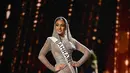 Evlin Khalifa pun turut membawa sebuah spanduk dengan tulisan “Arab Women Should Be Represented" dan “A Muslim Women Can Also Become Miss Universe". Kampanye yang dilakukan oleh Evlin sebagai bentuk kesetaraan hak wanita dan antidiskriminasi terhadap agama Islam. (Liputan6.com/IG/@evlin_khalifa)