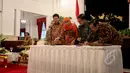 Jaksa Agung HM Prasetyo, Menteri Agraria dan Tata Ruang Ferry Mursyidan, Mensos Khofifah Indar Parawansa dan Ketua KPU Husni Kamil Manik menandatangani MoU terkait  pengumpulan pajak di Istana Negara, Jakarta, Rabu (20/5). (Liputan6.com/Faizal Fanani)
