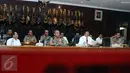 Kabareskrim Mabes Polri, Komjen Pol Ari Dono (kedua kanan) membacakan rilis kasus dugaan penistaan agama yang melibatkan Basuki Tjahaja Purnama (Ahok) di Jakarta, Rabu (16/11). Ahok ditetapkan sebagai tersangka. (Liputan6.com/Helmi Fithriansyah)