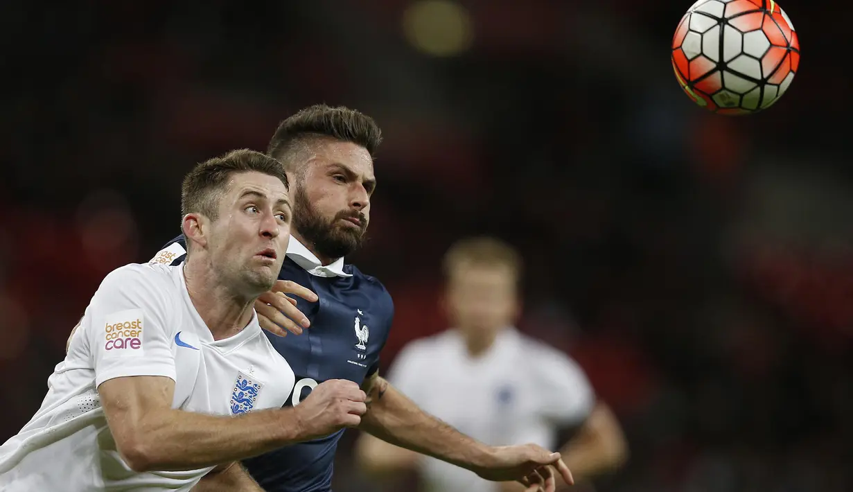 Pemain Prancis Olivier Giroud (kanan) berduel udara dengan pemain Inggris Garry Cahil (kiri) pada laga Persahabatan di Stadion Wembley, London, Rabu(18/11/2015) dini hari WIB. (AFP Photo/Adrian Dennis)