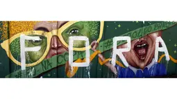 Sebuah lukisan grafiti bernada protes terhadap FIFA terlihat di Sao Paolo, Brasil dipenuhi lukisan grafiti, (3/6/2014). (REUTERS/Paulo Whitaker)