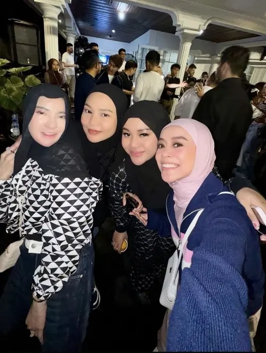 Aurel Hermansyah juga hadir memberikan kejutan. Ibu dua anak ini mengenakan busana serba putih dari kerudung hingga baju bermotif putih. [@lestikejora]