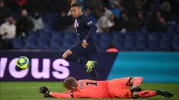 Pemain Paris Saint-Germain (PSG) Kylian Mbappe mencetak gol ke gawang Dijon pada pertandingan Liga Prancis di Parc des Princes, Paris, Prancis, Sabtu (29/2/2020). PSG menang 4-0, Mbappe mencetak dua gol dan satu assist. (FRANCK FIFE/AFP)