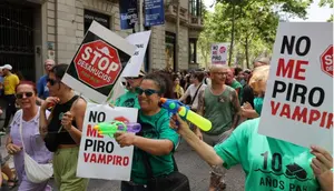 Protes Overtourism, Warga Spanyol Semprot Turis Pakai Pistol Air. (LLUIS GENE / AFP)