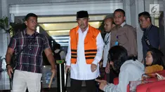 Bupati Bandung Barat, Abubakar (kedua kiri) bersiap keluar dari gedung KPK usai menjalani pemeriksaan, Jakarta, Kamis (12/4). KPK resmi menahan Abubakar sebagai tersangka kasus dugaan suap di Pemkab Bandung Barat. (Liputan6.com/Helmi Fithriansyah)