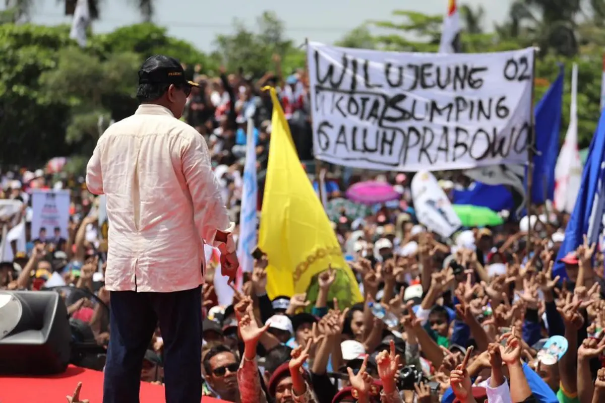 Prabowo melihat spanduk yang berasal dari kain putih bekas dicat hitam bertuliskan 'Wilujeung Sumping Prabowo di Kota Galuh'.