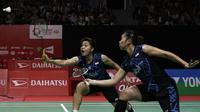 Ganda putri Indonesia, Greysia Polii / Apriyani Rahayu, berusaha memukul kok saat melawan ganda Jepang pada Indonesia Masters 2019 di Istora Senayan, Jakarta, Sabtu (26/1). Greysia / Apriyani gagal ke final. (Bola.com/Yoppy Renato)