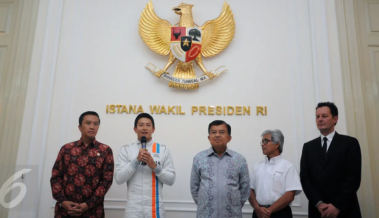 Pembalap F1, Rio Haryanto memberikan keterangan usai diterima Wakil Presiden Jusuf Kalla di Istana Wapres, Jakarta, Senin (14/3/2016). Kedatangan Rio untuk meminta restu jelang laga perdana Formula 1, (20/3). (Liputan6.com/Helmi Fithriansyah) 