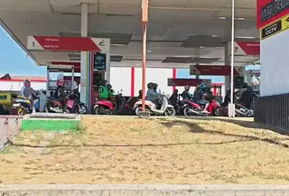 Antrean BBM Berhari-hari di Makassar, Operator SPBU Sampai Tumbang Terserang Tipes