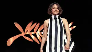 Aktris AS dan anggota juri festival film Cannes ke-78 Halle Berry tiba di panggung selama Upacara Pembukaan dan pemutaran film "Partir un Jour" (Bye Bye) yang dipresentasikan di luar kompetisi pada Festival Film Cannes ke-78 di Cannes, Prancis selatan, pada 13 Mei 2025. (Valery HACHE/AFP)