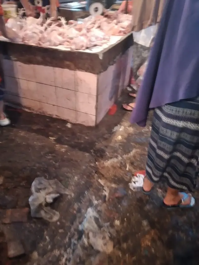 Perdagangan Ayam Broiler Potong di Pasar Kutabumi, Kabupaten Tangerang, Banten