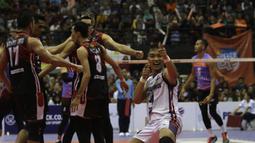Pemain Surabaya Bhayangkara Samator, Henry Ade, merayakan kemenangan atas Jakarta BNI 46 dalam final Proliga 2019 di GOR Among Rogo, Yogyakarta, Minggu (24/12). Samator berhasil meraih juara Proliga 2019. (Bola.com/Yoppy Renato)