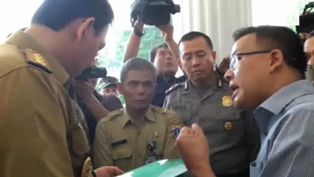 Sebelum menghadiri sidang dugaan penistaan agama di Kementerian Pertanian. Ahok temui warga yang mengadu ke Balai Kota DKI Jakarta