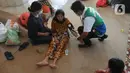 Paramedis memeriksa kesehatan pengungsi korban ledakan kilang minyak di Pendopo Kabupaten Indramayu, Senin (29/03/2021). Sekitar 900 warga saat ini mengungsi dari lima desa terdampak ledakan kilang minyak Balongan.  (merdeka.com/Arie Basuki)