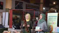 Duta Pasar Rakyat Jawa Barat Atalia Praratya Ridwan Kamil saat mempromosikan Live Shopping di Pasar Cihapit, Kota Bandung, Selasa (12/4/2022).