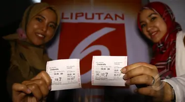 Para Cinemaholic menunjukkan tiket nonton bareng film Cinderella di Blitzmegaplex Central Park, Jakarta, Sabtu (14/3/2015). (Liputan6.com/Herman Zakharia)