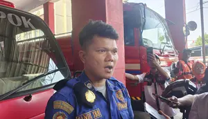 Anggota DPKP Kota Depok, Sandi Butar Butar saat memenuhi panggilan untuk menerima pembinaan di UPT DPKP Cimanggis, Depok. (Liputan6.com/Dicky Agung Prihanto)