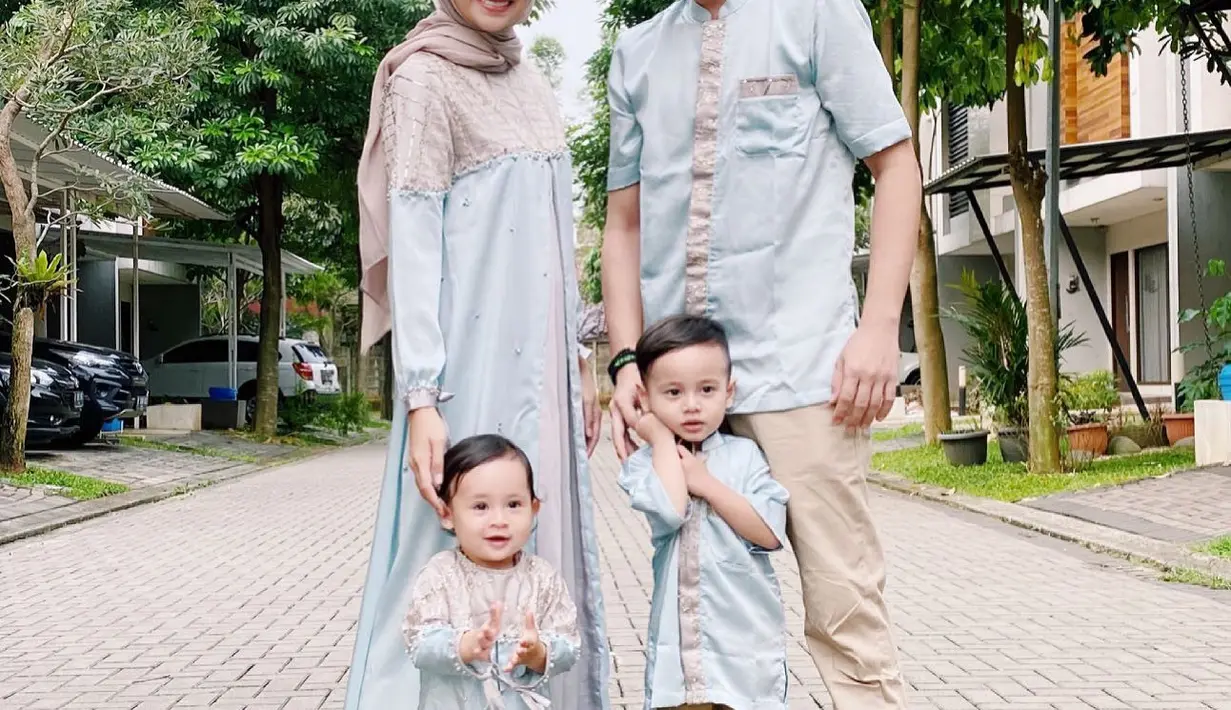 Abaya nuansa biru muda dengan permainan warna cokelat sebagai pemanisnya (Foto: Instagram @aryanifitriana24)