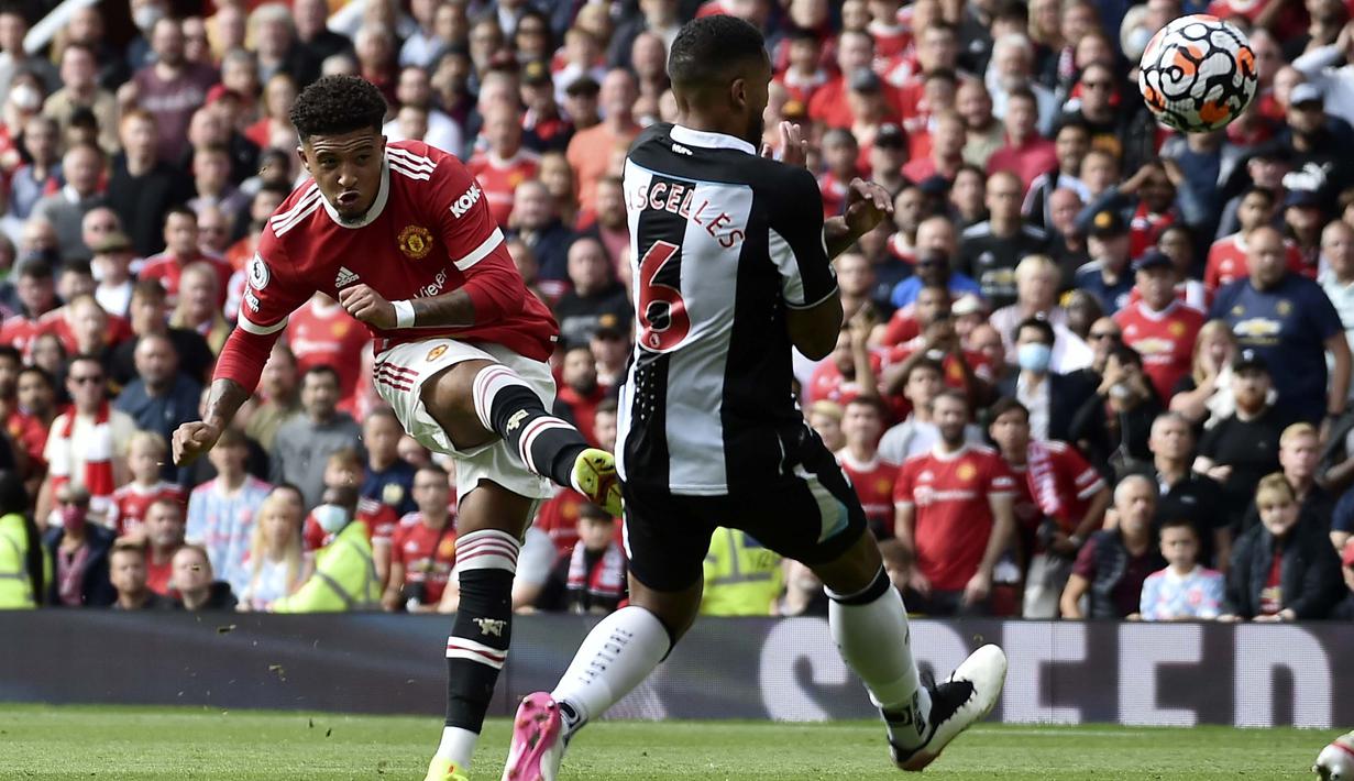 Harapan penggemar terhadap Jadon Sancho untuk tampil memukau di laga debut hanya ekspektasi belaka. Sancho tampak tak siap dengan segala permainan cepat lini tengah Manchester United. (AP/Rui Vieira)