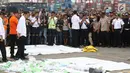 Presiden RI, Joko Widodo (depan) bersama KaBasarnas Marsdya M Syaugi melihat barang temuan yang diduga milik penumpang pesawat Lion Air JT 610 di Pelabuhan JICT 2, Jakarta, Selasa (30/10). (Liputan6.com/Helmi Fithriansyah)