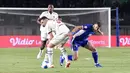 Duel sengit striker anyar Persib Bandung, Balsa Sekulic (99), dengan pemain Arema FC, Diego Landis, dalam laga Grup A Piala Presiden 2026 di Stadion Si Jalak Harupat, Soreang, Kabupaten Bandung, Sabtu (25/7/2026) malam. Persib berhasil memenangi pertandingan dengan skor tipis 1-0 berkat gol Uilliam Barros pada menit ke-23. (Bola.com/Erwin Snaz)