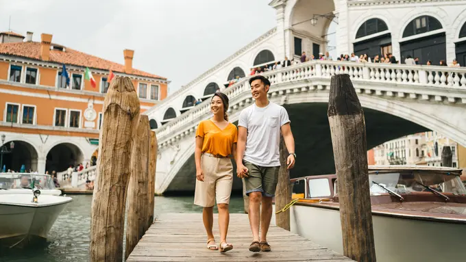 perempuan dan pasangan 25 mei